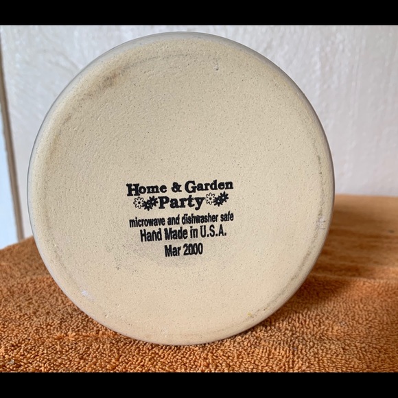 Home and Garden Party floral container with lid. - Picture 3 of 3